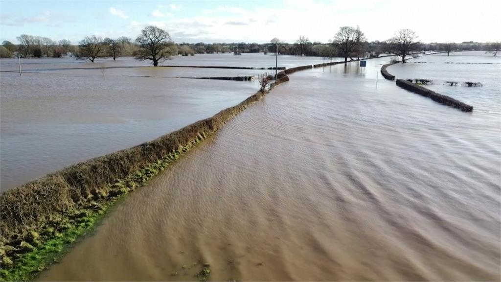 英國多地積水成災 首相強森赴災區勘查