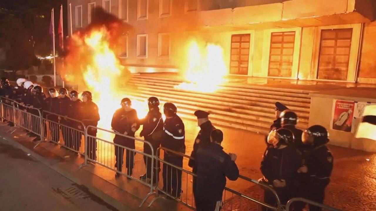 阿爾巴尼亞副總理涉貪上億　民眾示威怒丟燃燒彈