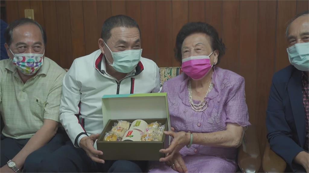 九旬母賣菜拉拔5子女長大　獲新北模範母親殊榮