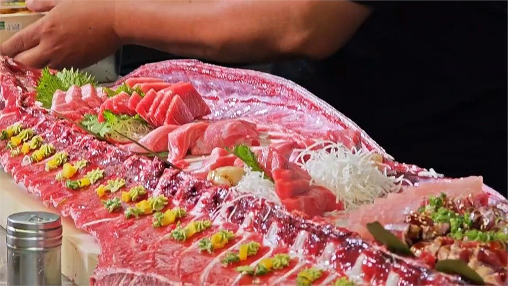 超澎派！！東港攤商出奇招　「黑鮪魚骨頭」當盤子裝生魚片