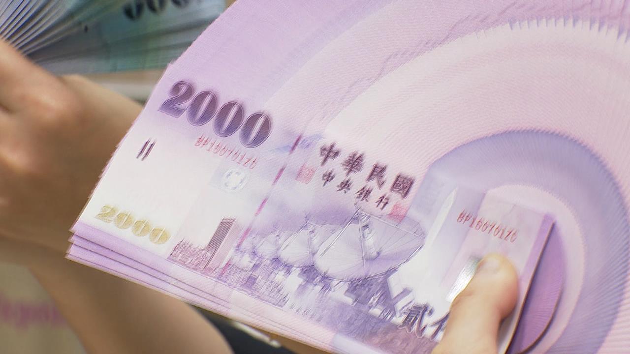 收新鈔「直接揉爛」變店員SOP?理由讓萬人傻眼「同行認了」:超級困擾