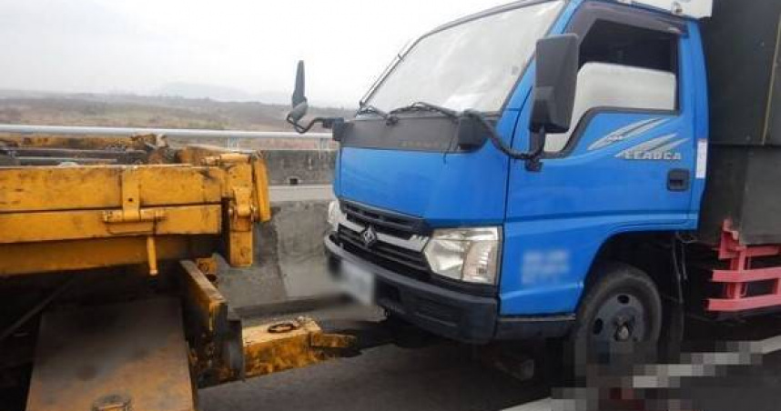 西濱驚魂！拖吊司機遭撞頭破血流　白車肇逃21小時後才投案