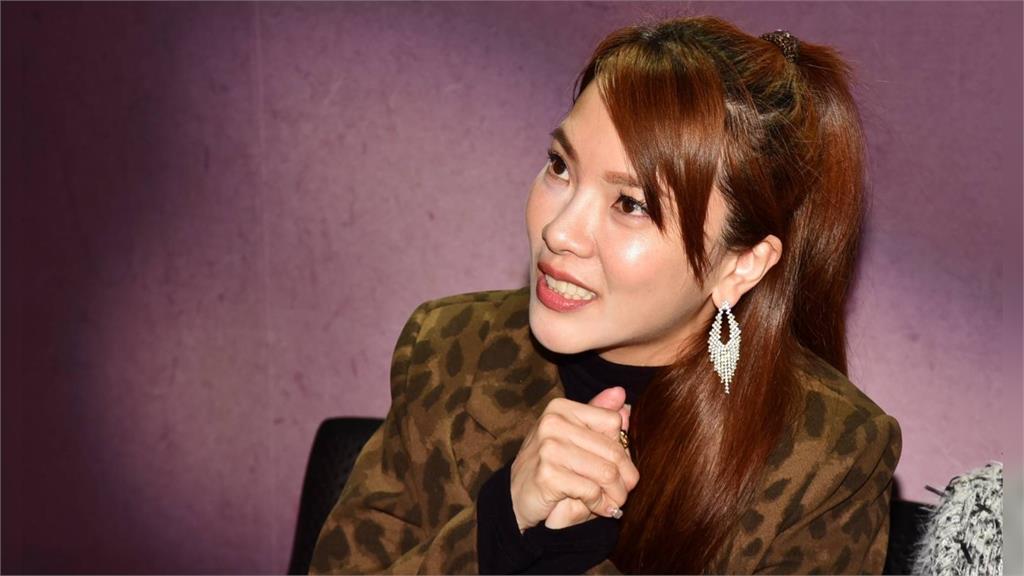 被拍撒嬌埋胸已婚人夫　小優聲音沙啞首露面鬆口回應！曝雙方目前狀況