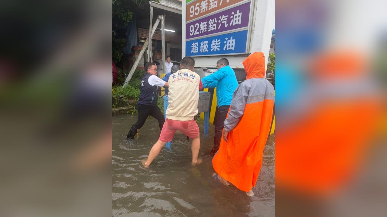 豪雨考驗危機應變　政治人物涉水救災成焦點