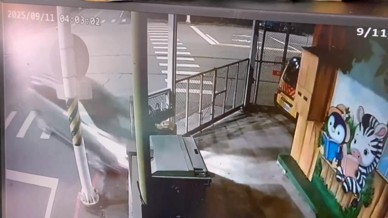 死亡車禍！衝撞幼兒園大門　駕駛喪命、2人受傷送醫