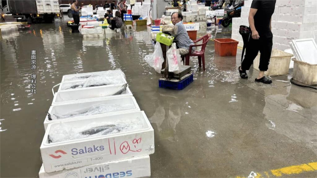 暴雨侵襲恰逢大潮　東港海水倒灌、前鎮漁港漁市淹水