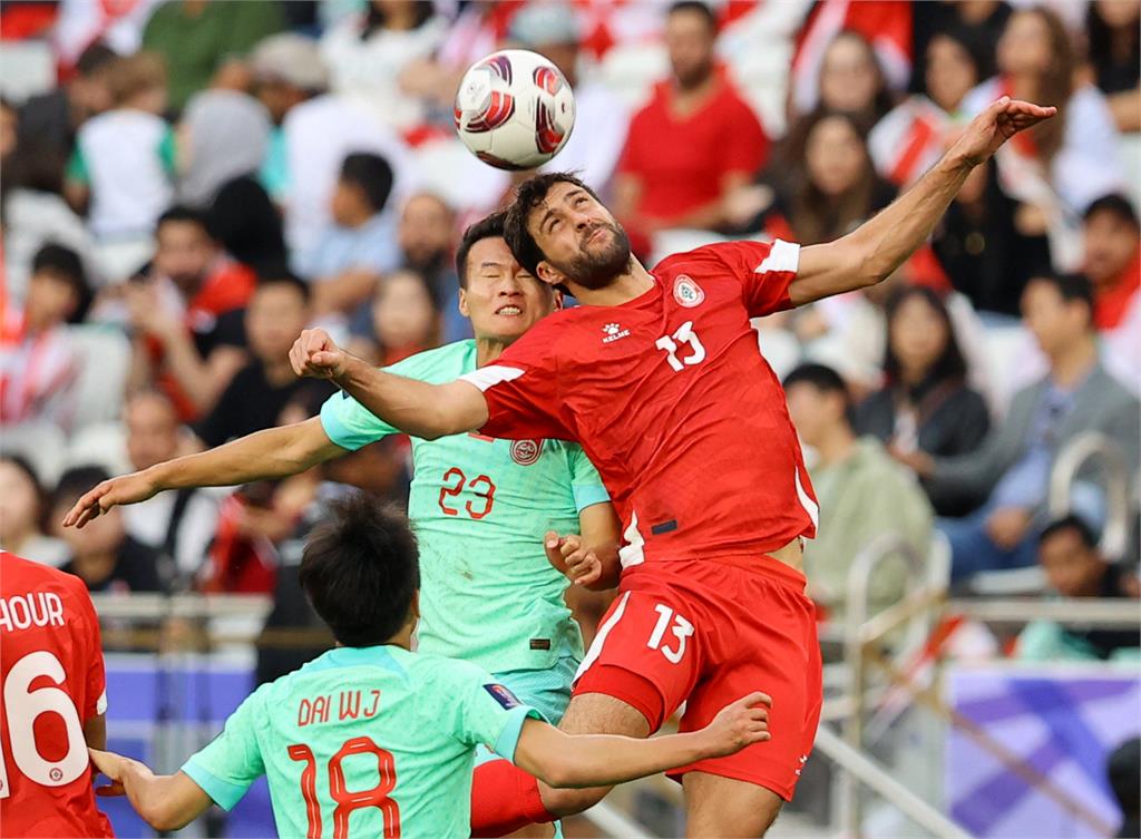 亞洲盃足球賽場驚險意外不斷　中國、卡達球員皆遭對手踢臉