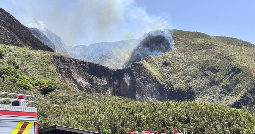 陽明山小油坑火燒山「起火原因曝」　出動21車72人搶救…蔣萬安說話了