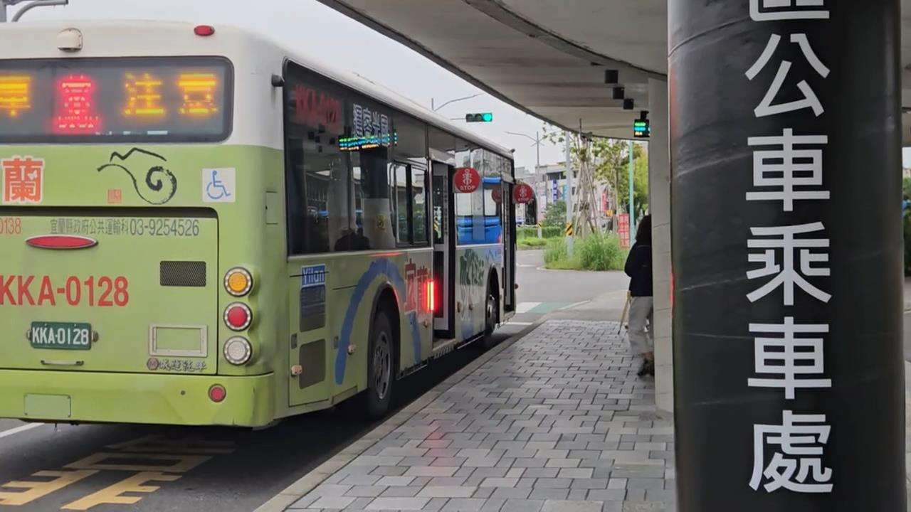 公車塞滿30名學生「0人讓座2阿嬤」！他喊「可悲」遭噴…真實身分曝光網愣了