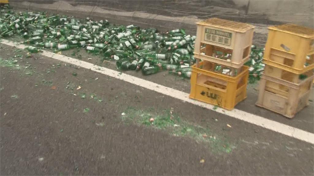悲劇！貨車疑過彎繩索斷裂近萬個空酒瓶被甩飛 交通癱瘓