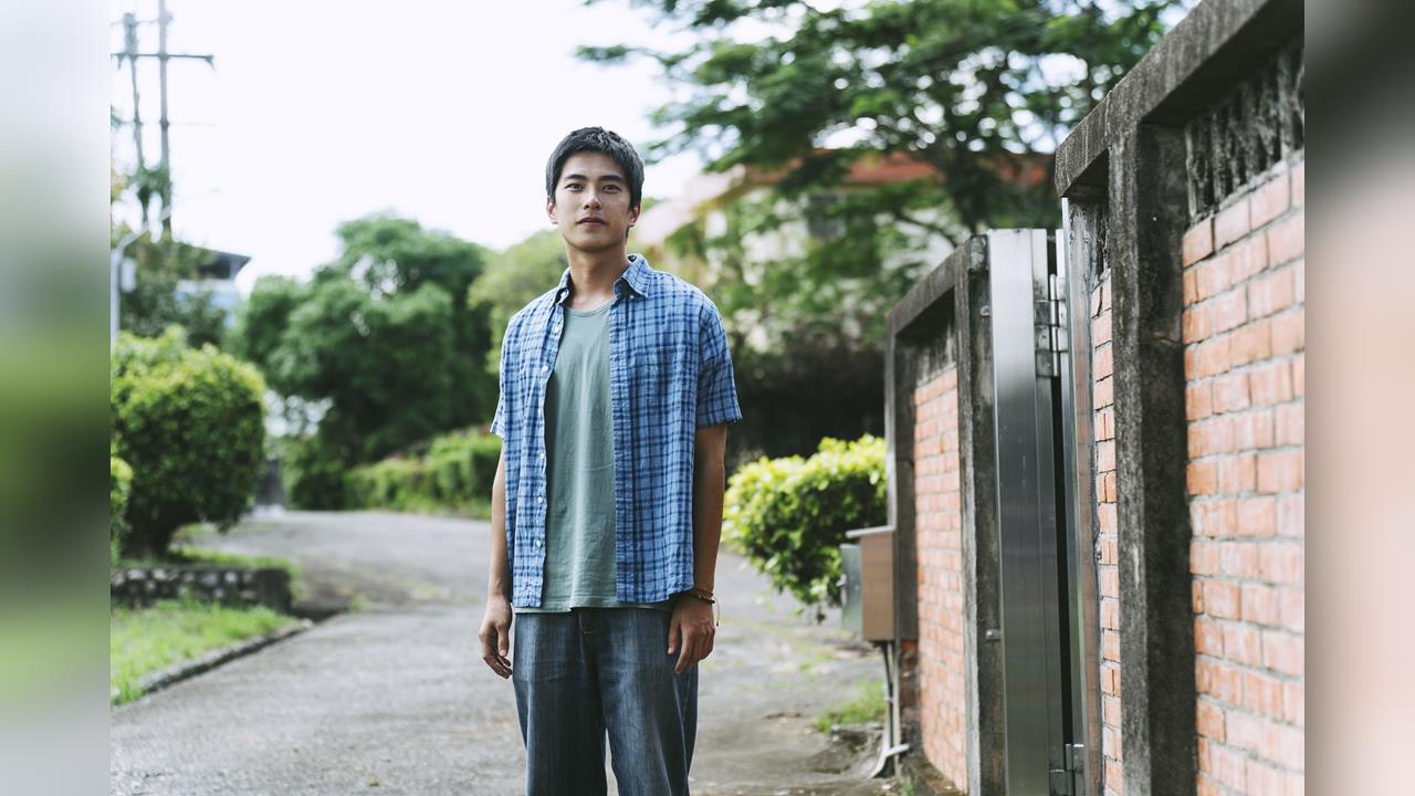 曾敬驊蹲草地研究蚊香像「沖天炮」《失樂園》炎夏拍攝幕後曝光