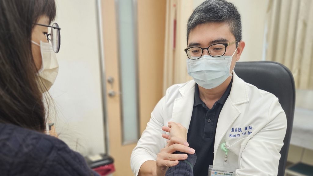 萬分之一機率罹患巨星同款罕病！　「雙腳黏地」舉步難行留意「僵硬人症候群」！