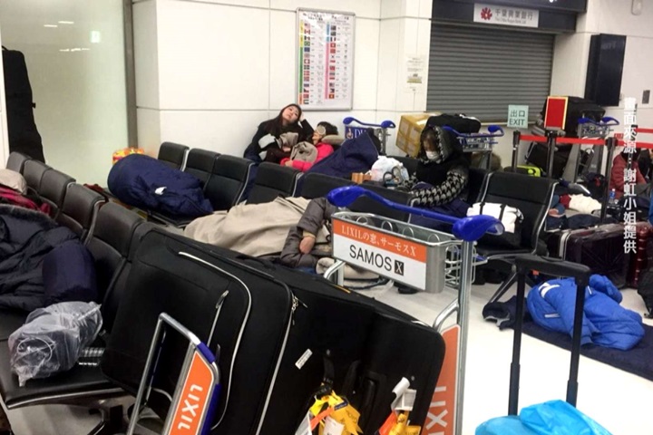 東京大雪亂交通 滯留旅客紛返國