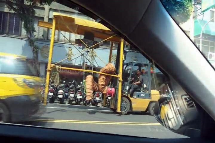 龐大變種工程車隨意上路 2層樓高超危險