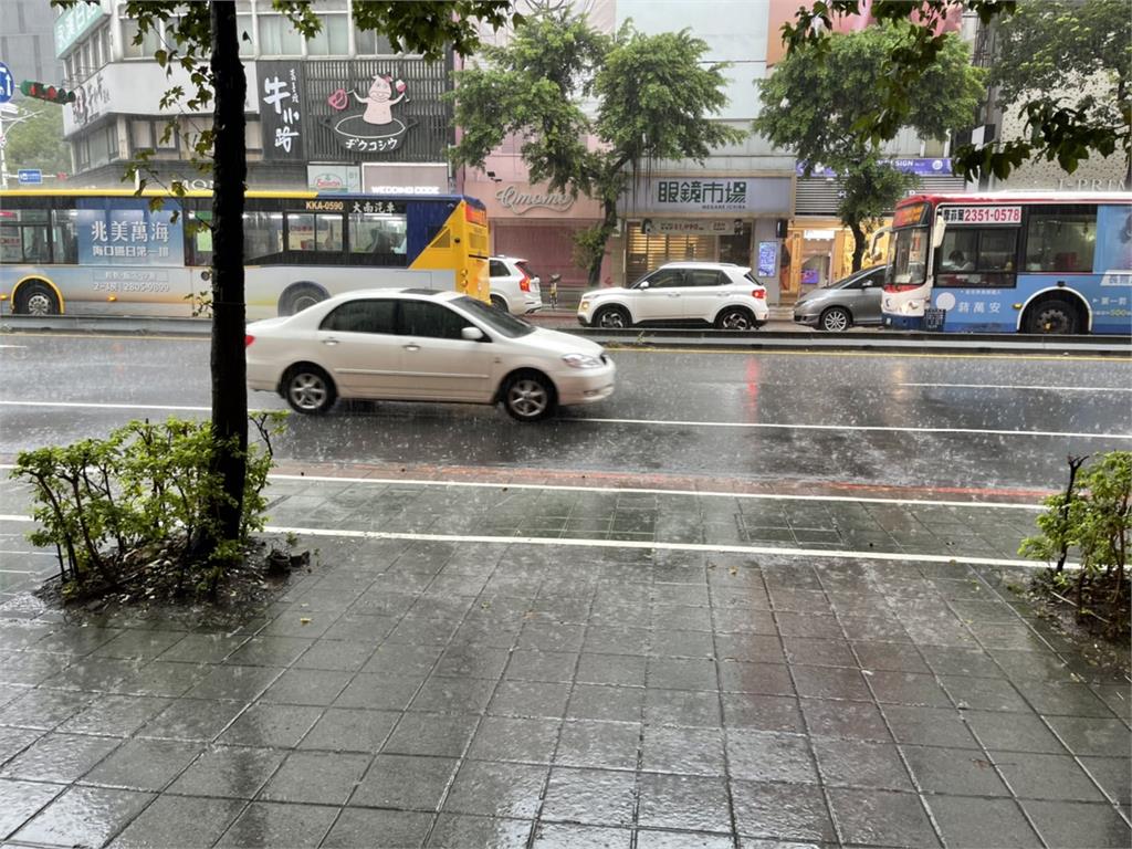 快新聞／熱帶低壓外圍雲系發威　雨彈襲5縣市