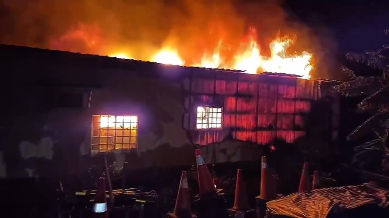 花蓮吉安鐵皮倉庫大火! 疑"鋰電池充電"釀禍