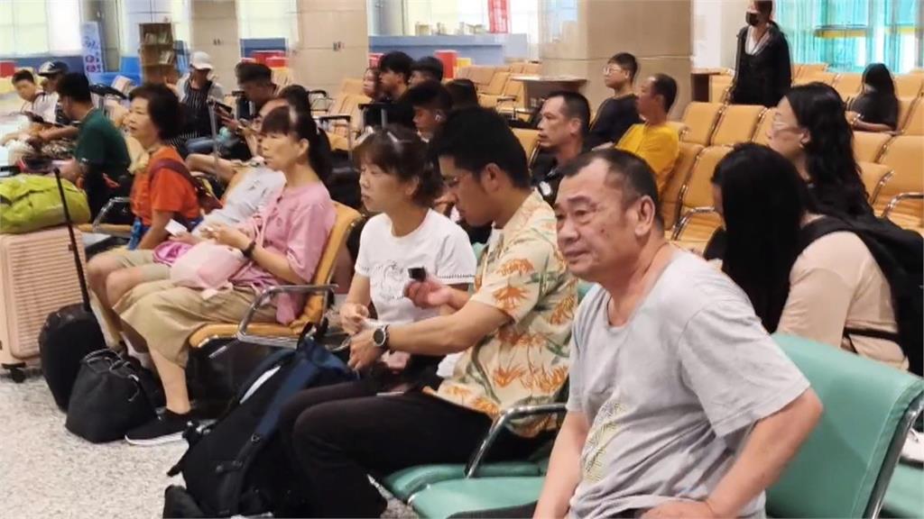 颱風楊柳遠颺！澎湖機場恢復起降　大批旅客候補等回台