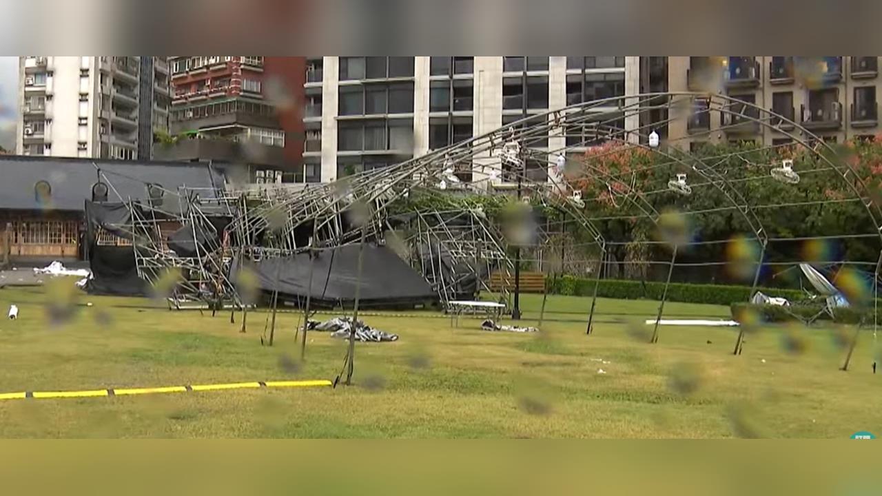 快新聞／驚悚畫面曝！台北溫泉季舞台遭吹垮　攤商慘賠苦笑：也只能承擔