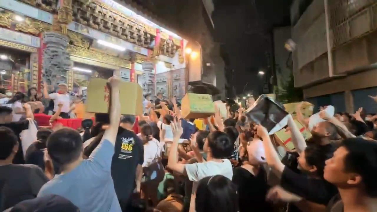 超狂！高雄五甲龍成宮普渡開２千桌　台南開基龍君殿狂撒６．５萬元銅板