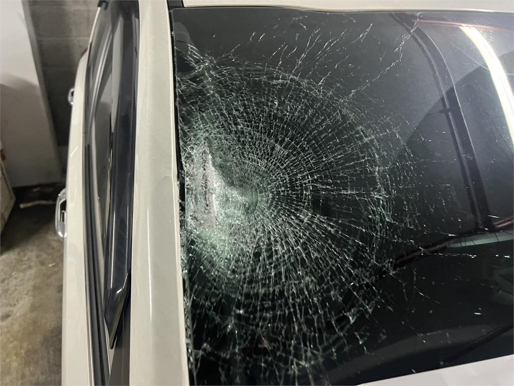 快新聞／還辯撞到石頭？邱軍肇事車輛曝　後照鏡斷裂、擋風玻璃碎成蜘蛛網