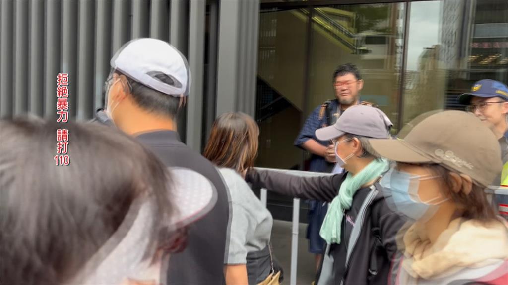 民眾黨反霸凌遊行　四叉貓直播險遭踹　嘆「被當眾霸凌」