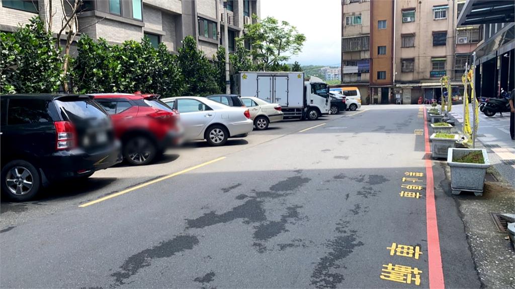 違停車輛占據巷道　曾2度影響救災　騎士被迫逆向怒飆罵