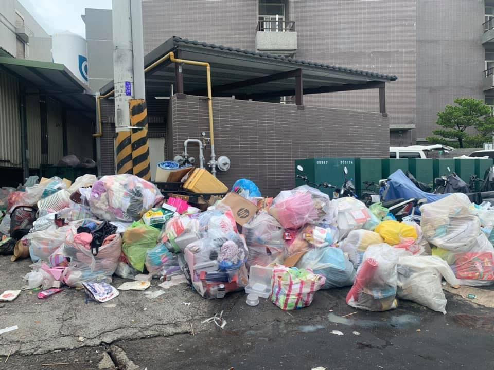 京元電「垃圾」堆成山炸街！照片曝光曾玟學大驚：亂成一團