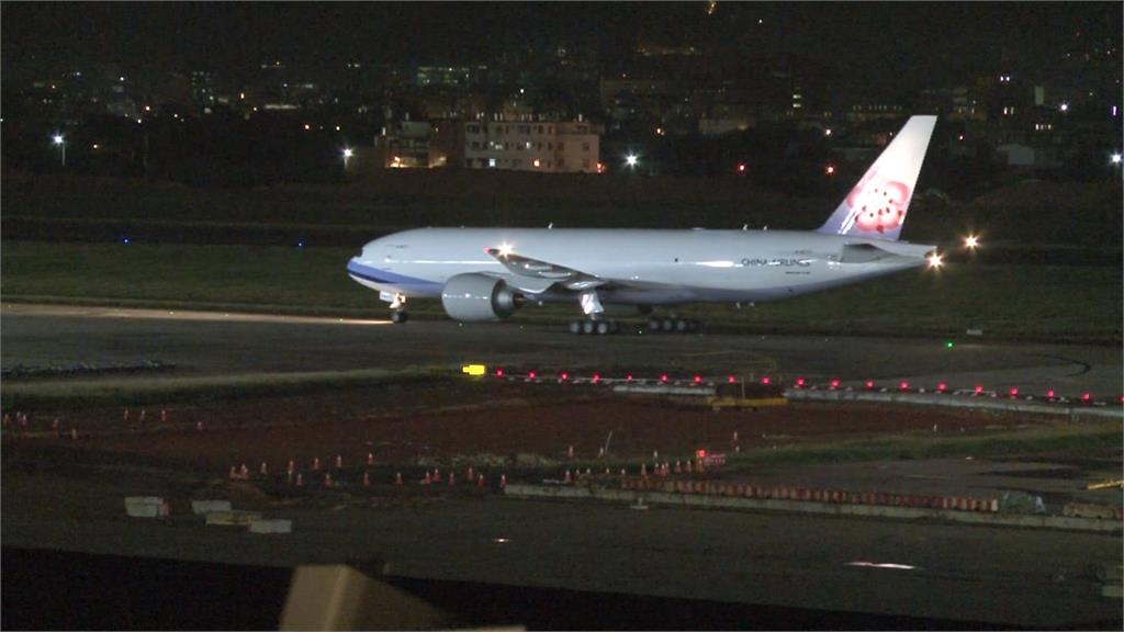 華航首架777F貨機抵桃機！航空迷興奮卡位搶拍 機身待塗上「台灣意象」