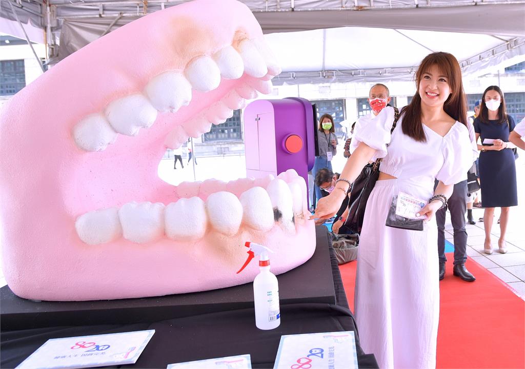 80歲以上「有20顆自然牙」的台灣人竟低於2成！僅33%民眾會定期洗牙