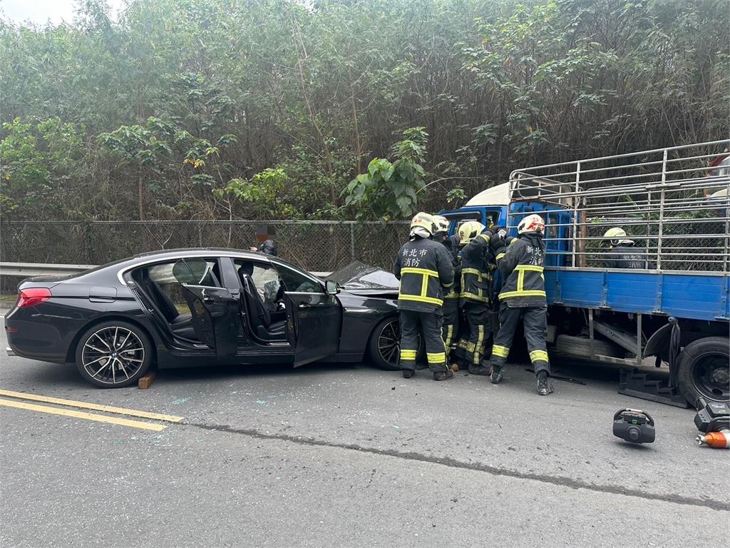 快新聞／五股「BMW對撞貨車」6傷　車頭毀損畫面曝光