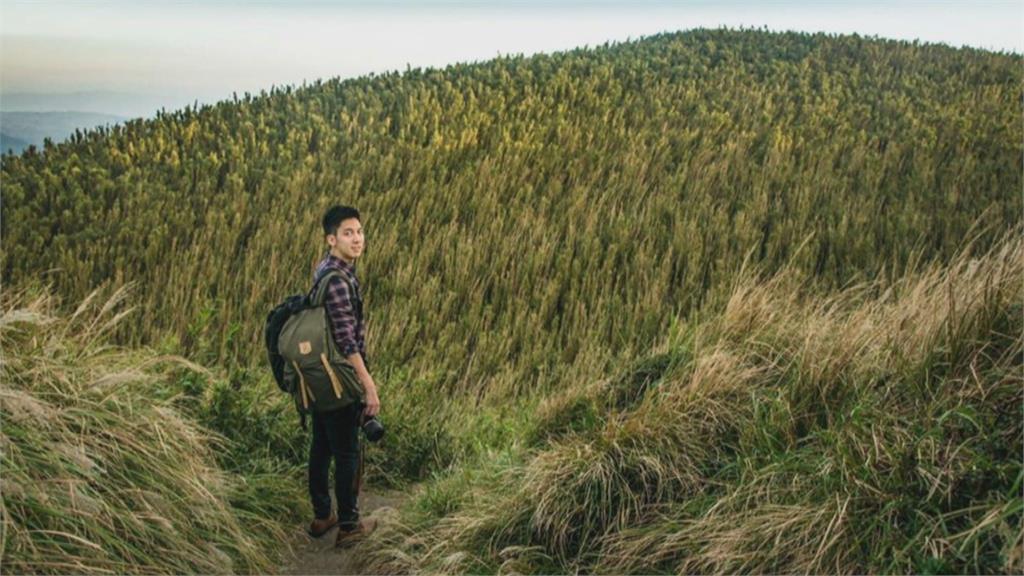 五峰旗山搖身變成「抹茶山」日本攝影師探宜蘭秘境爆紅