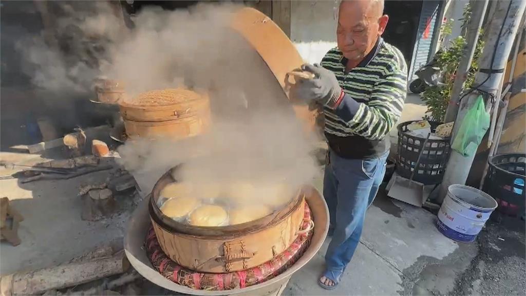 屏東「年糕街」老店堅持柴燒製作　高雄知名花生糖湧人潮