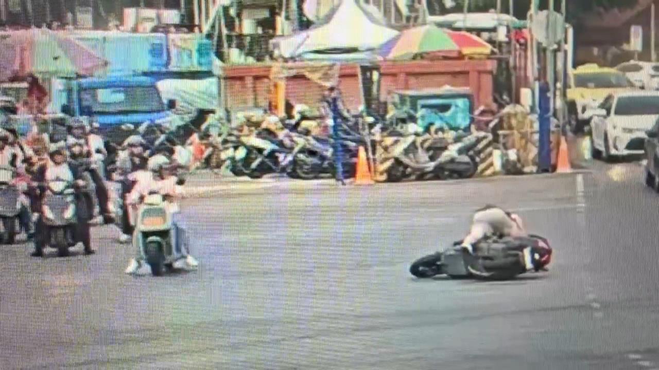 北市大路口出現油汙　一小時內７機車慘摔險遭輾
