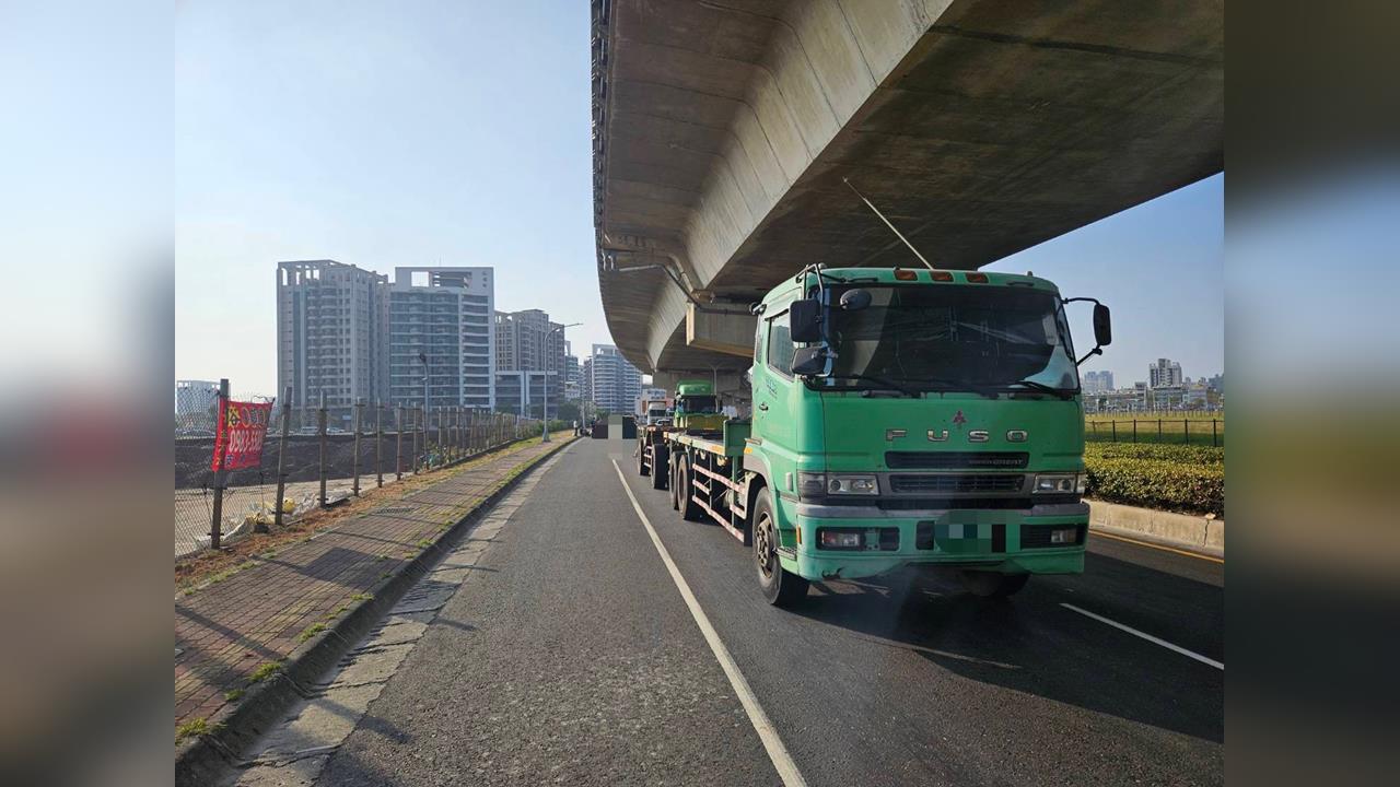 快新聞／高雄市驚傳重大車禍　男機車騎士慘遭貨車輾斃