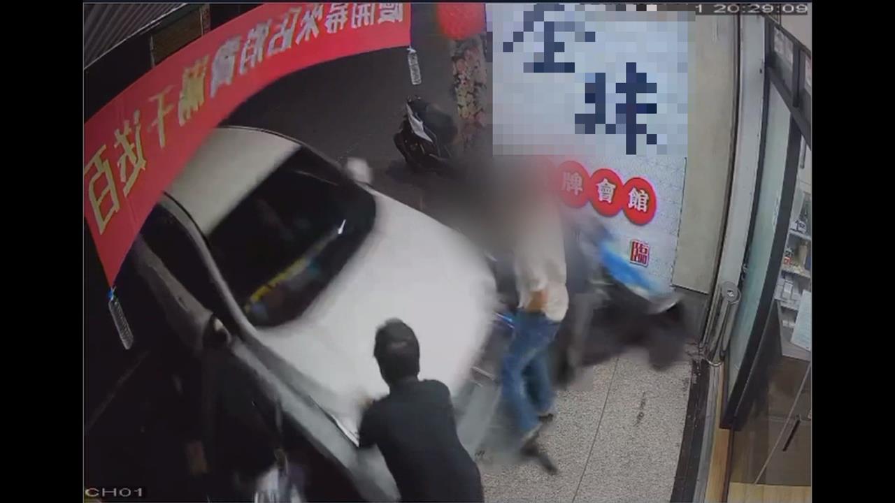 驚悚！　雲林休旅車失控撞店家　4人門口閒聊遭撞