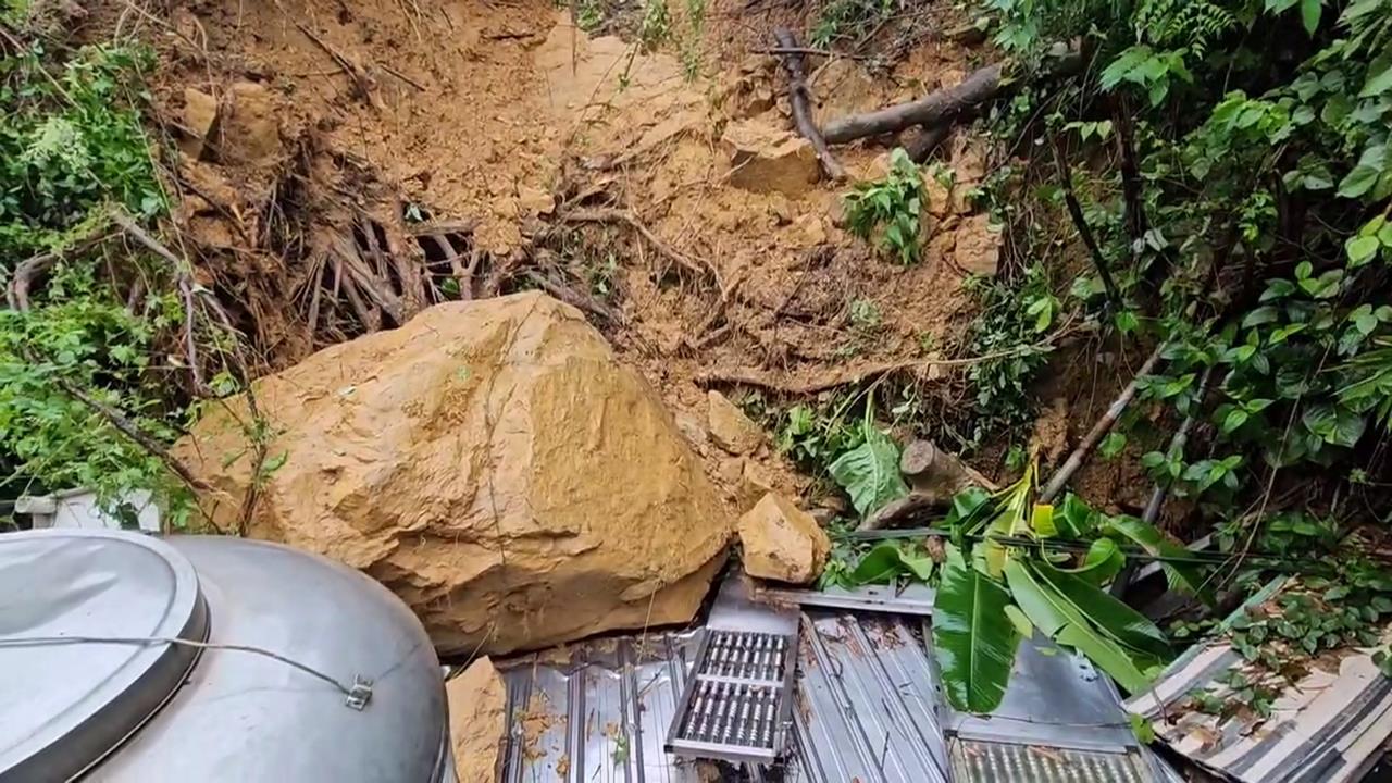 基隆連日大雨釀土石流　10噸重落石砸民宅屋頂傳巨響
