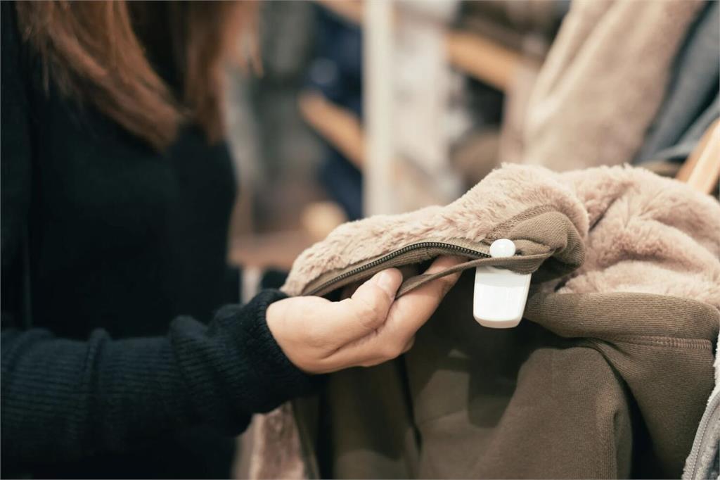 冬季厚衣能遮狐臭？   錯！醫曝「如裹保鮮膜、異味更加厚重」