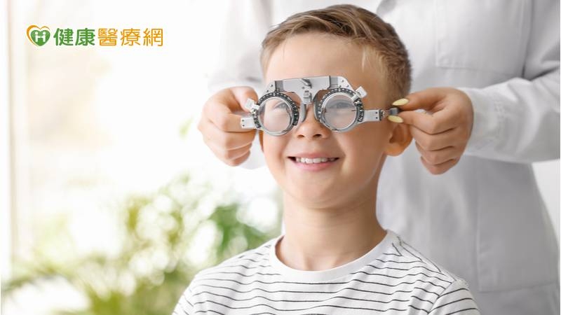 國小6年級近視率高達7成！爸媽們小心被「4觀念」誤導