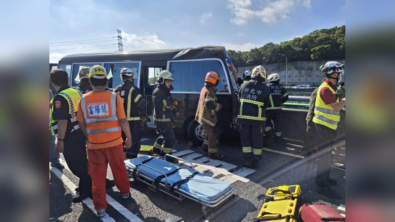 快新聞／五楊高架桃園段4車連環撞！軍車撞遊覽車釀11傷　女司機一度受困