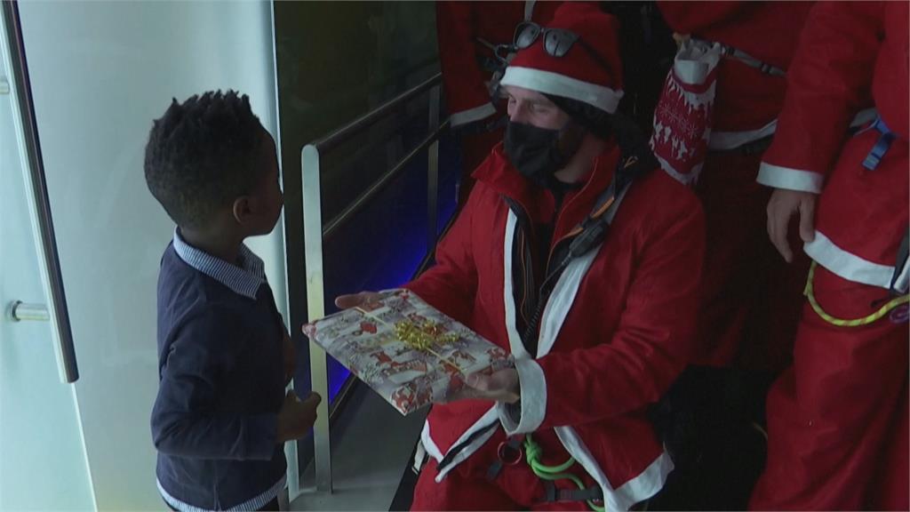 義大利救難隊員扮耶老　給病童耶誕驚喜
