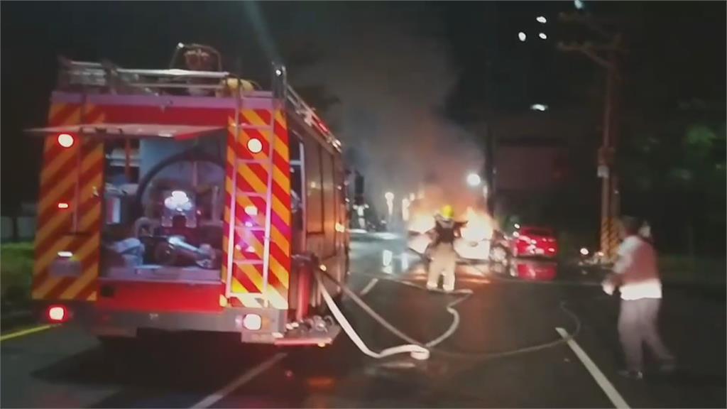 高雄大寮自撞火燒車　兩人及時逃出　駕駛酒測0.12