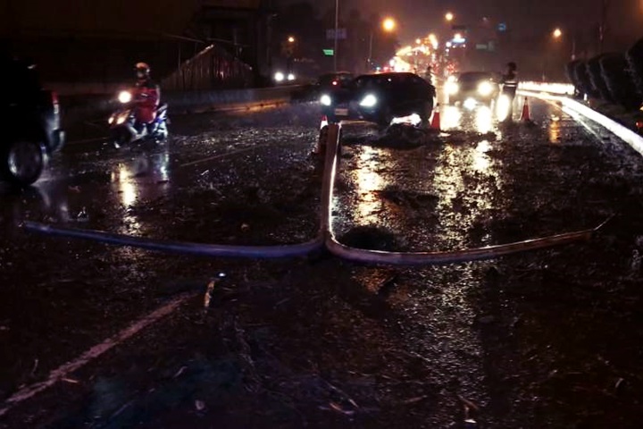 天雨路滑行車失控 打滑衝向對向車道