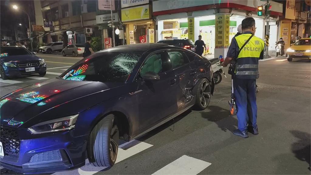 找錯對象砸錯車? 9人持棍攔車狠砸轎車波及女騎士