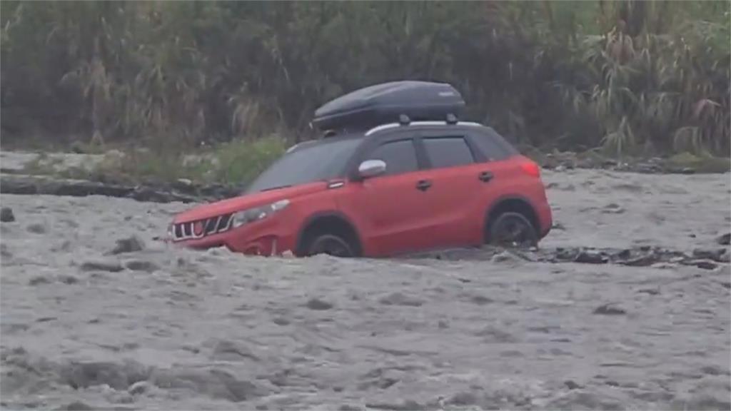 暴雨困住露營人車　清水地熱2處沙洲27車66人受困