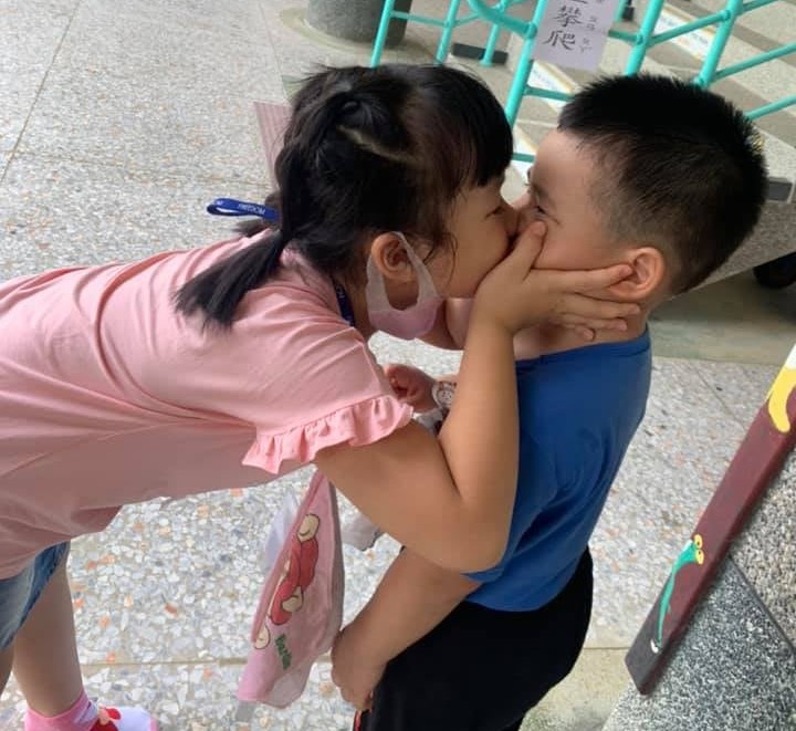 快新聞／超有愛！ 幼兒園新生開學哭不停　小一姐姐捧臉一吻讓他笑了