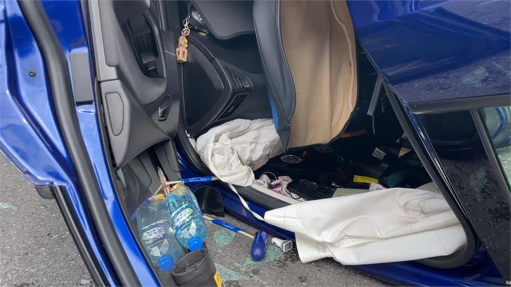 驚險！婦人才停好機車走人　下一秒車被轎車撞倒