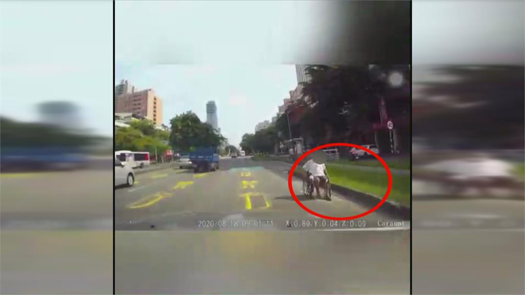 好遠的候車亭 要「逼死」身障族？ 為了搭公車 快車道驚見「輪椅逆向」