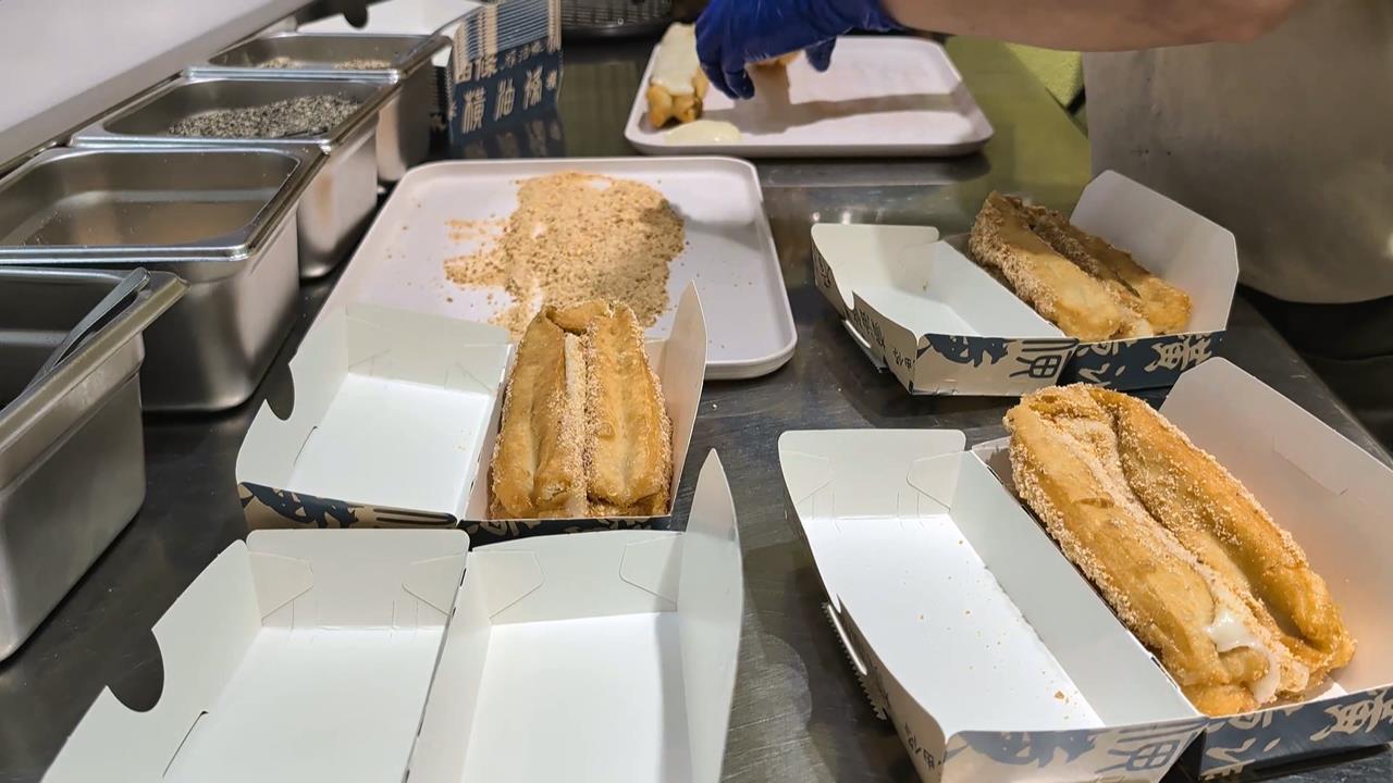 傳統油條結合軟Q麻糬　吸睛度破表掀起朝聖旋風