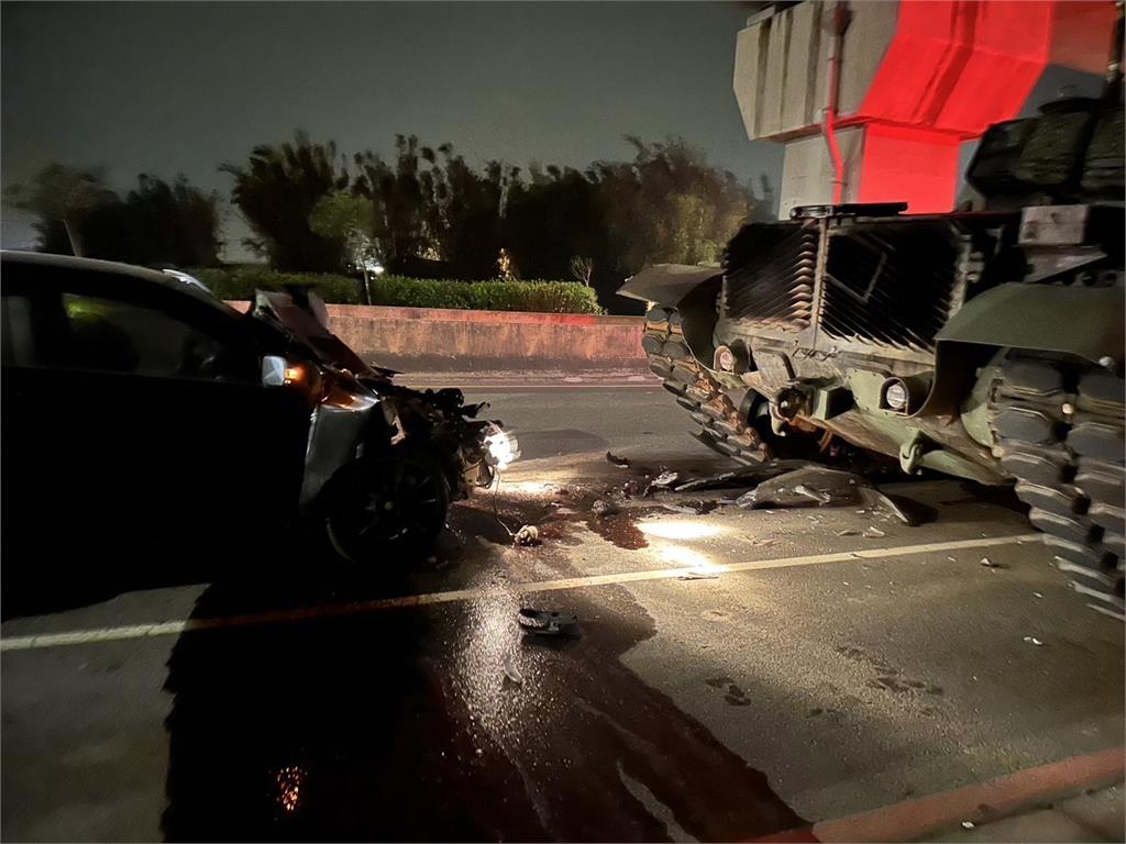 陸軍CM11戰車夜間演訓遭自小客車追撞 車頭全毀駕駛送醫治療