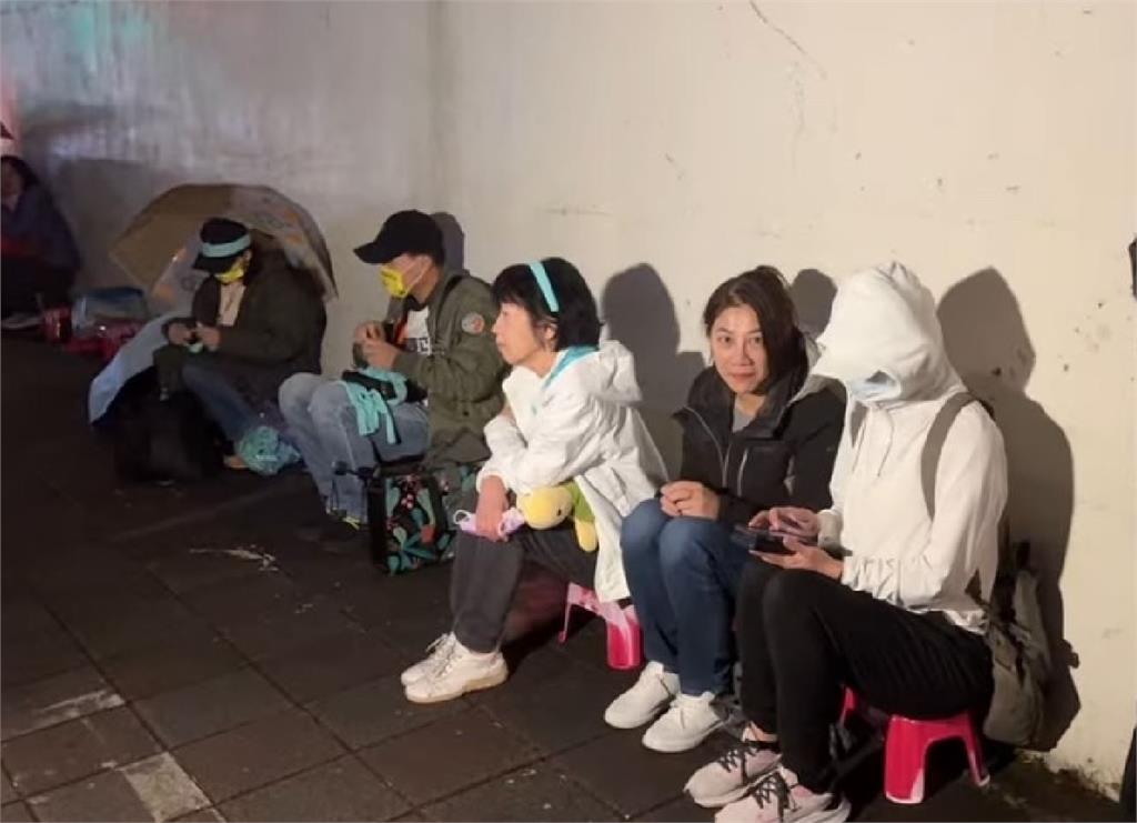 快新聞／小草土城外哭了！柯文哲收押滿百日　陳佩琪又到看守所外靜坐